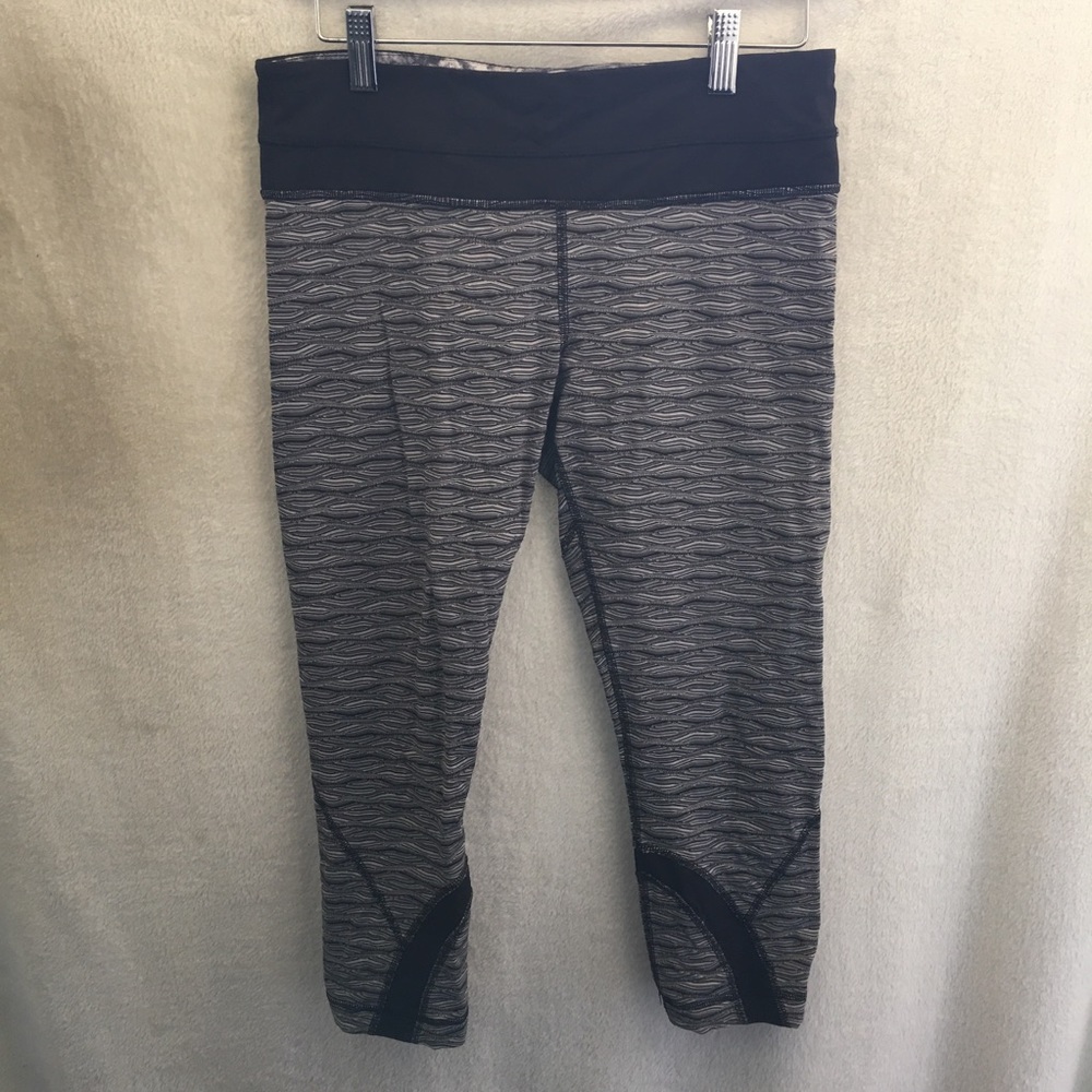 Lululemon Run inspire crop ll all luxtreme in textured wave black silver
